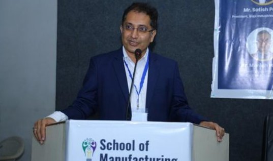 Speaker at the School of Manufacturing podium