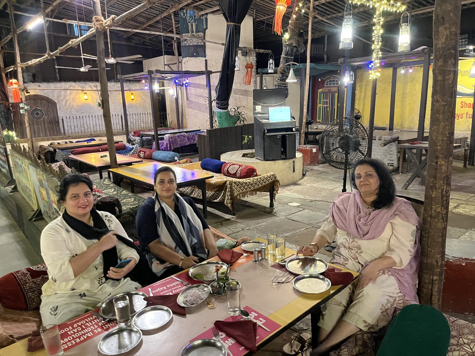Immersion participants networking over dinner — photo 29