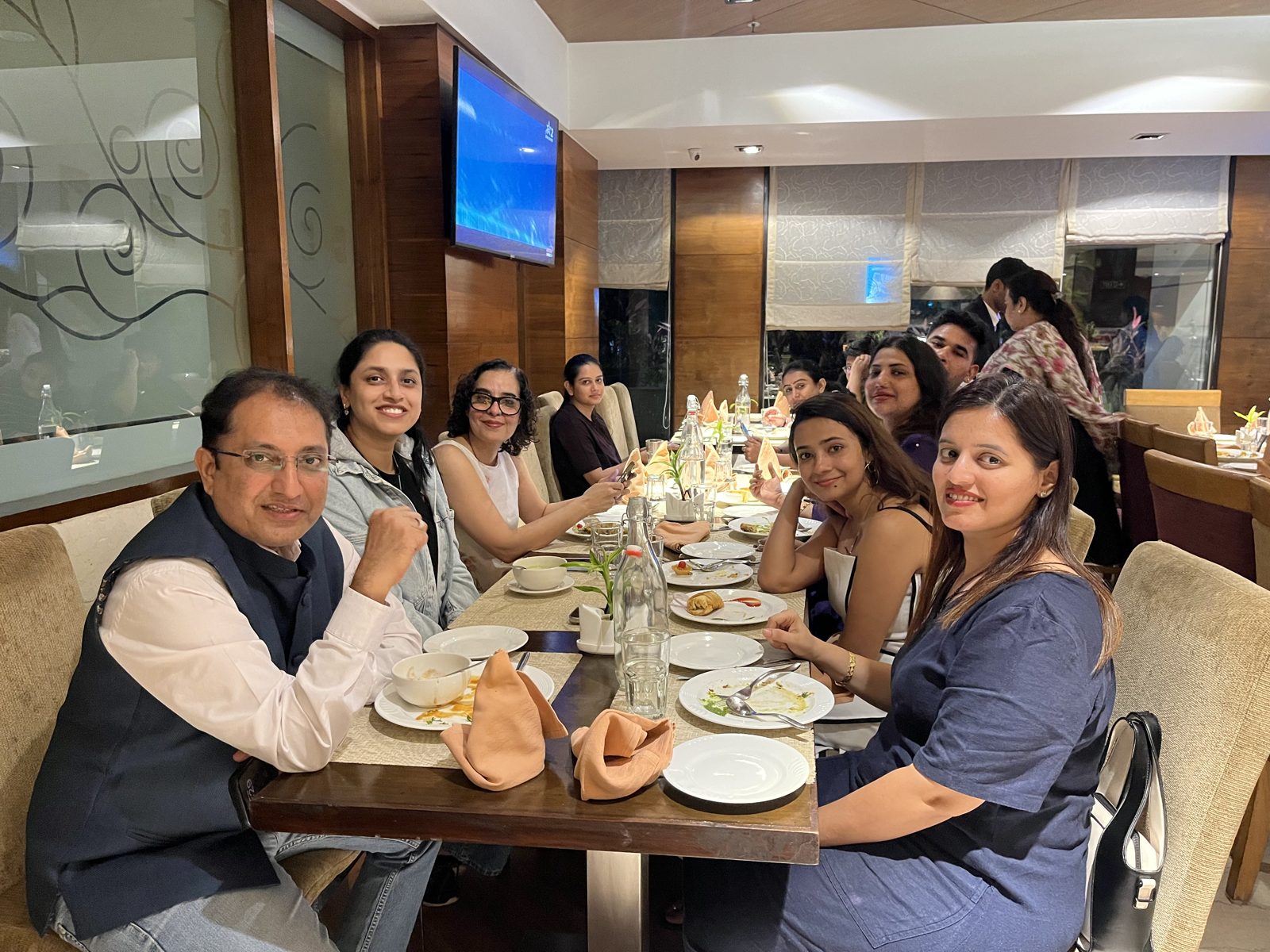 Immersion participants networking over dinner — photo 26